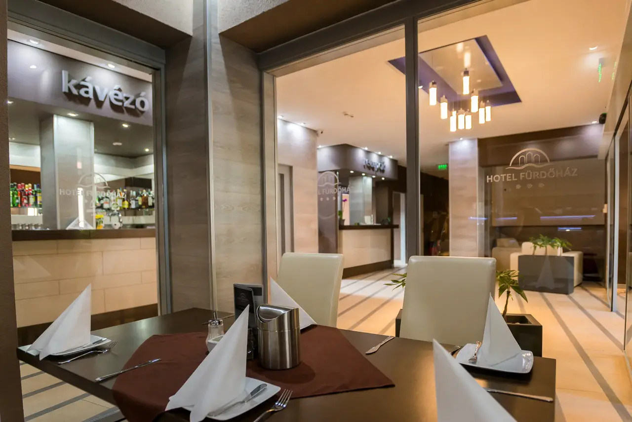 Once again, the Hotel Fürdőház*** and the Svájci Lak Guesthouse welcome their guests!