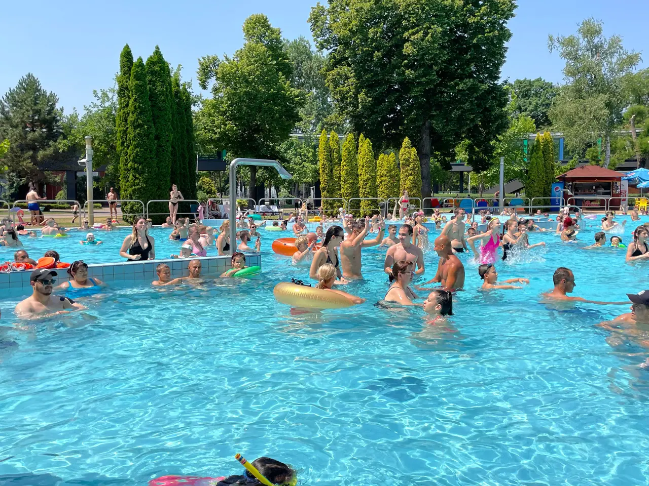 The family pool at the Parkfürdő remains open until September 17th!